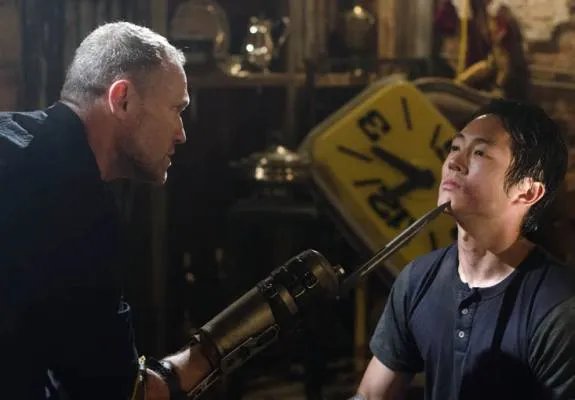 Merle versus Glenn. Szenenfoto aus der Episode %26bdquo;When the Dead Come Knocking%26ldquo; der US-Serie %26bdquo;The Walking Dead%26ldquo; &copy; AMC