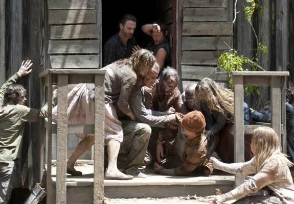 Ricks Gruppe vor der Hütte im Wald. Szenenfoto aus der Episode %26bdquo;When the Dead Come Knocking%26ldquo; der US-Serie %26bdquo;The Walking Dead%26ldquo; &copy; AMC