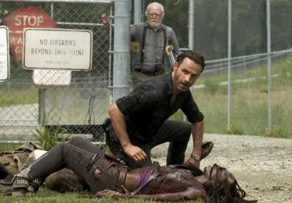 Michonne am Ende ihrer Kräfte. Szenenfoto aus der Episode %26bdquo;When the Dead Come Knocking%26ldquo; der US-Serie %26bdquo;The Walking Dead%26ldquo; &copy; AMC