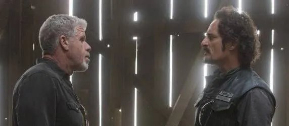 Kann Clay (Ron Perlman) Tig (Kom Coates) überzeugen? &copy; FX