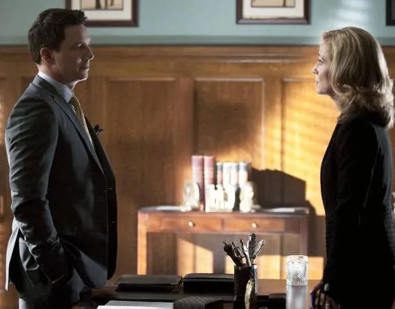 Merlyn Senior und Moira. Szenenfoto aus der der US-Serie %26bdquo;Arrow%26ldquo; &copy; The CW