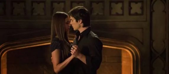 Elena (Nina Dobrev) und Damon (Ian Somerhalder) kommen sich näher. © The CW