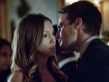 Laurel und Oliver auf einem Szenenfoto aus der Episode %26bdquo;Year%26#039;s End%26ldquo; der US-Serie %26bdquo;Arrow%26ldquo; &copy; The CW