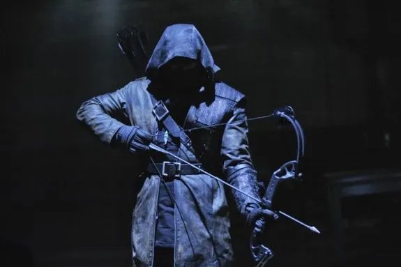 Der %26bdquo;Dark Archer%26ldquo; auf einem Szenenfoto aus der Episode %26bdquo;Year%26#039;s End%26ldquo; der US-Serie %26bdquo;Arrow%26ldquo; &copy; The CW