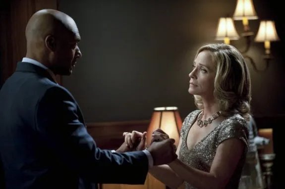 Walter und Moira versuchen sich auszusprechen auf einem Szenenfoto aus der Episode %26bdquo;Year%26#039;s End%26ldquo; der US-Serie %26bdquo;Arrow%26ldquo; &copy; The CW