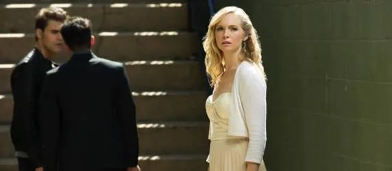 Caroline (Candice Accola) sieht die Bedrohung kommen. © The CW