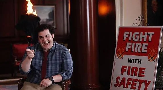 Sohn Skip (Josh Gad) hat eine seltsame Beziehung zu Feuer &copy; NBC