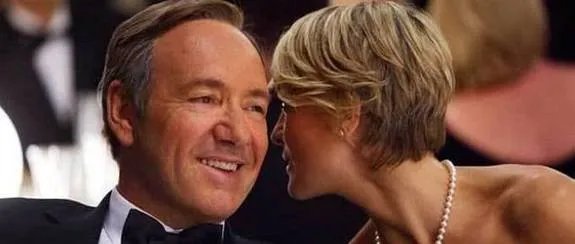Francis Underwood (Kevin Spacey) mit seiner ebenso ambitionierten Gattin Claire (Robin Wright) auf einem Ballabend der Washingtoner Elite Foto &copy; Netflix