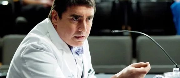 Unter der Leitung Dr. Hooten (Alfred Molina) geht es zur Sache. © TNT