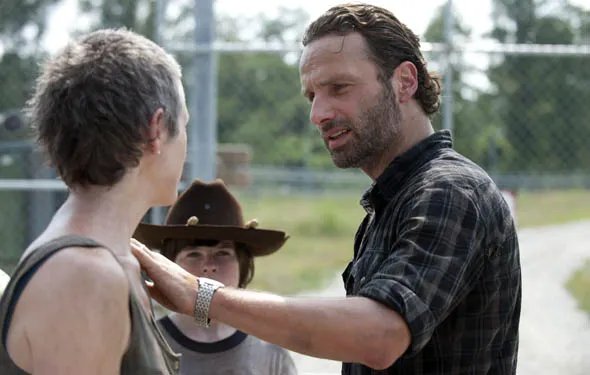Rick; Carol und Carl auf einem Szenenfoto aus der Episode %26bdquo;The Suicide King%26ldquo; der US-Serie %26bdquo;The Walking Dead%26ldquo; &copy; AMC