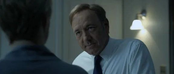Wann er wohl zum ersten Mal nicht mit seinen intriganten Taktiken durchkommt? Underwood gibt sich jedenfalls allzeit siegessicher. &copy; Netflix