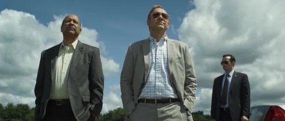 Francis Underwood (Kevin Spacey; r.) und der Bürgermeister von Gaffney; Gene Clancey (Lance E. Nichols; l.); begutachten den Wasserturm. &copy; Netflix