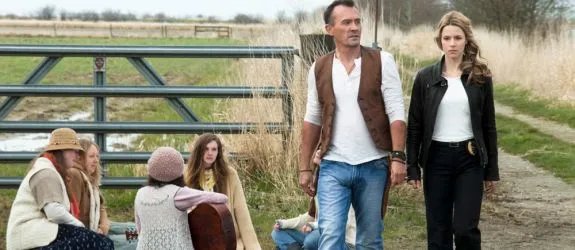 Kelly Collins und Billy Grimm in %26bdquo;Alona-Cult%26ldquo;. © TheCW