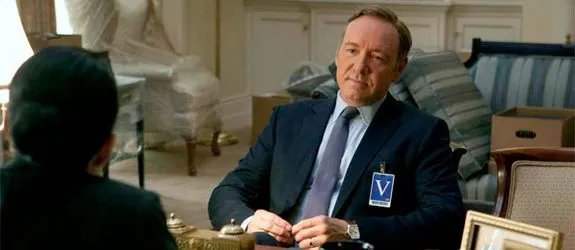 Im Büro von Stabschefin Vasquez (Sakina Jaffrey) klügelt Francis Underwood (Kevin Spacey) schon seine nächste Intrige aus. &copy; Netflix