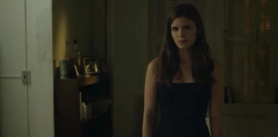 Im kleinen Schwarzen empfängt Zoe Barnes (Kate Mara) Francis zu einem nächtlichen Rendezvous. &copy; Netflix