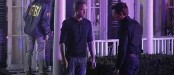 Ryan Hardy und Mike Weston vor dem Haus der drei Follower &copy; FOX