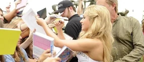 Juliette (Hayden Panettiere) als Pop-Prinzessin &copy; ABC