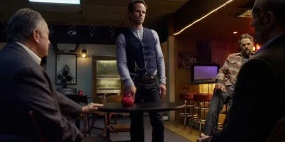 Boyd (Walton Goggins) zeigt den feinen Herren; wer in Harlan der wahre Gangster ist. &copy; FX Networks