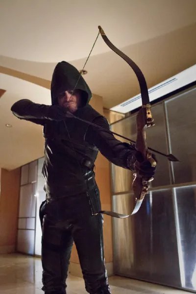 Stephen Amell auf einem Szenenfoto aus der Episode %26bdquo;Dead to Rights%26ldquo; der US-Serie %26bdquo;Arrow%26ldquo; &copy;The CW