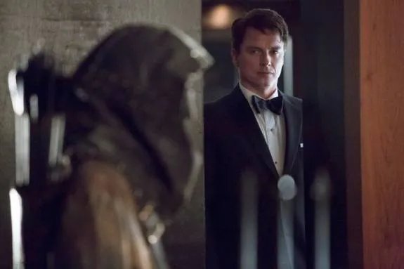 John Barrowman auf einem Szenenfoto aus der Episode %26bdquo;Dead to Rights%26ldquo; der US-Serie %26bdquo;Arrow%26ldquo; &copy;The CW