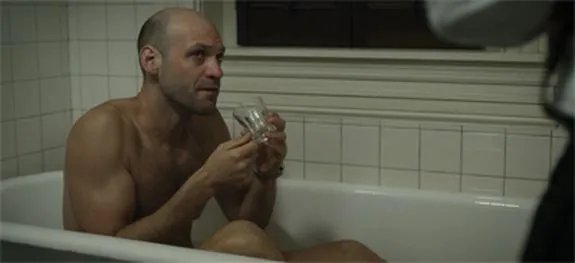 Peter Russo (Corey Stoll) am Ende seiner Kräfte. Onkel Frank päppelt ihn natürlich wieder auf. &copy; Netflix
