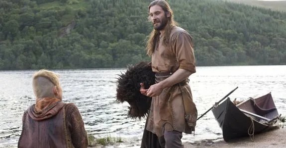 Ragnars Bruder Rollo (Clive Standen) nimmt sich gelegentlich dessen Sohn Björn (Nathan O%26#039;Toole) an. &copy; History Channel