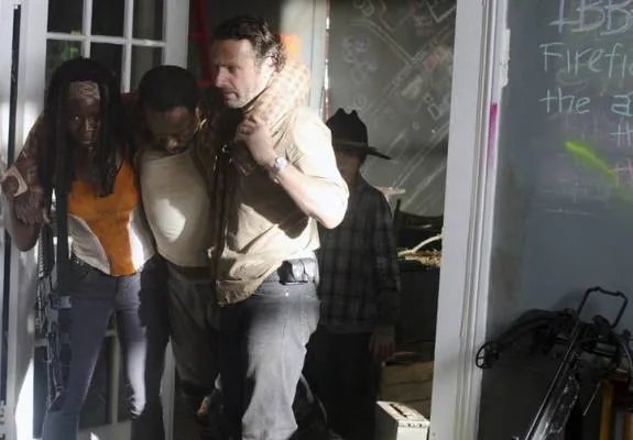 Michonne und Rick stützen Morgan und bringen ihn in seinen Unterschlupf. Szenenfoto aus der Episode %26bdquo;Clear%26ldquo; der US-Serie %26bdquo;The Walking Dead%26ldquo;. &copy; AMC