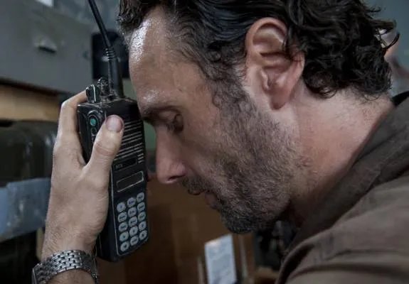 Rick und das Funkgerät - Szenenfoto aus der Episode %26bdquo;Clear%26ldquo; der US-Serie %26bdquo;The Walking Dead%26ldquo; &copy; AMC