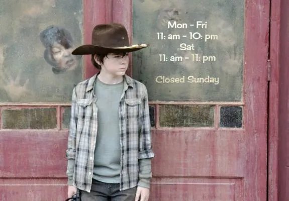 Carl bei seiner Mission mit Michonne. Szenenfoto aus der Episode %26bdquo;Clear%26ldquo; der US-Serie %26bdquo;The Walking Dead%26ldquo; &copy; AMC