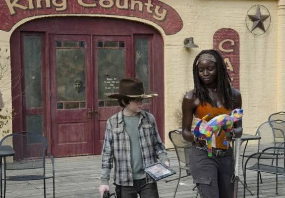 Carl und Michonne sowie die hässliche Plastikkatze. Szenenfoto aus der Episode %26bdquo;Clear%26ldquo; der US-Serie %26bdquo;The Walking Dead%26ldquo; &copy; AMC