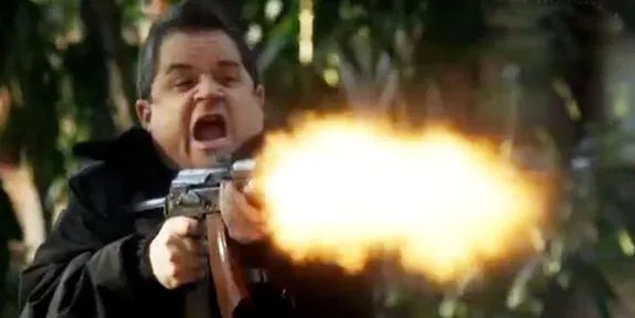 Einer der witzigsten Momente in vier Staffeln %26bdquo;Justified%26ldquo;: Constable Bob (Patton Oswalt) am Schnellfeuergewehr. &copy; FX Networks