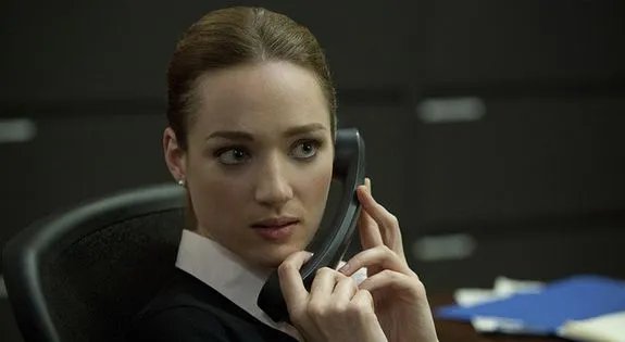Politisches Tagesgeschäft II: Christina Gallagher (Kristen Connolly) erhält eine persönlich angehauchte Nachricht von Peter Russo (Corey Stoll). &copy; Netflix