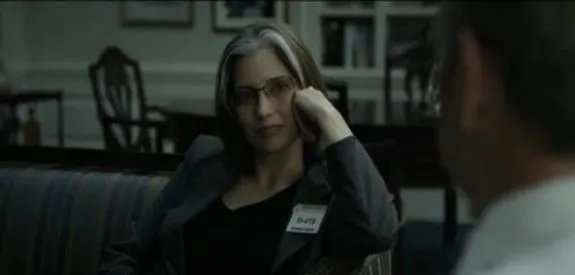 Politisches Tagesgeschäft I: Underwood (Kevin Spacey) berät sich mit Patricia Whitaker über Russo als möglichen Gouverneurskandidaten. &copy; Netflix