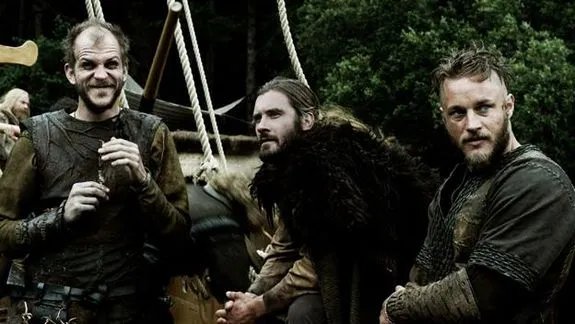 Floki (Gustaf Skarsgard); Rollo (Clive Standen) und Ragnar (Travis Fimmel)freuen sich wie Bolle auf ihren Aufbruch ins Ungewisse. &copy; History