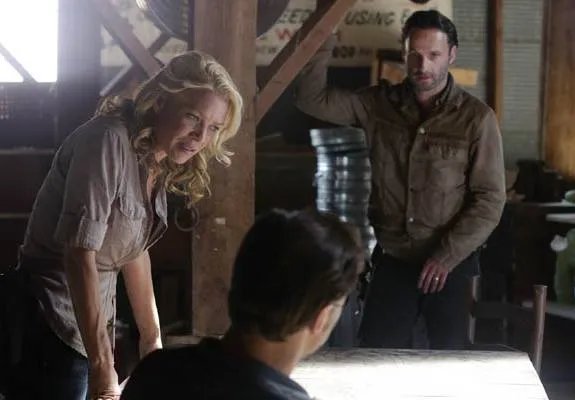 Andrea; der Governor und Rick. Szenenfoto aus der Episode %26bdquo;Arrow on the Doorpost%26ldquo; der US-Serie %26bdquo;The Walking Dead%26ldquo; &copy; AMC