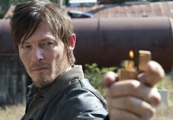 Daryl (Norman Reedus) auf einem Szenenfoto aus der Episode %26bdquo;Arrow on the Doorpost%26ldquo; der US-Serie %26bdquo;The Walking Dead%26ldquo; &copy; AMC