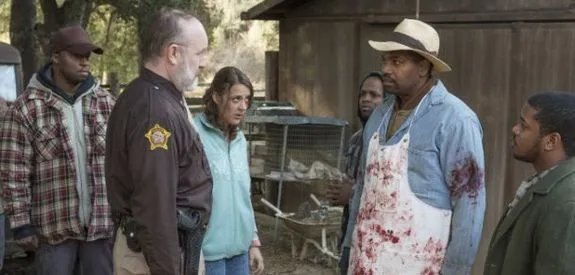 Traue niemals einem Typen in einer blutverschmierten Schürze! Welchen Teil davon haben Drew (Jim Beaver) und Ellen May (Abby Miller) nicht verstanden? &copy; FX Networks
