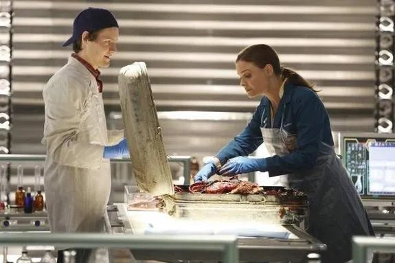 Bones und Finn suchen nach Beweisen. &copy; Fox