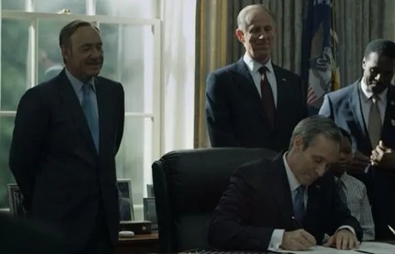 Die Elite beim gegenseitigen Schulterklopfen: Präsident Walker (Michael Gill) unterzeichnet das Gesetz zur Bildungsreform. &copy; Netflix