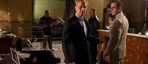 Lucas Hood (Antony Starr) steht nun in der Schuld von Kai Proctor (Ulrich Thomsen; M.). &copy; Cinemax
