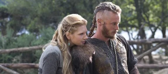 Don%26#039;t they grow up so fast? Ragnar (Travis Fimmel) und Lagertha (Katheryn Winnick) beobachten ihre Kinder. &copy; History