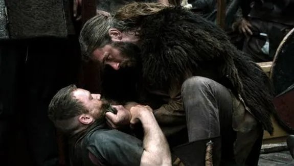 Verräter Knut (Eric Higgins) bekommt vor der Überfahrt nach England eine unsanfte Begrüßung durch Rollo (Clive Standen). &copy; History