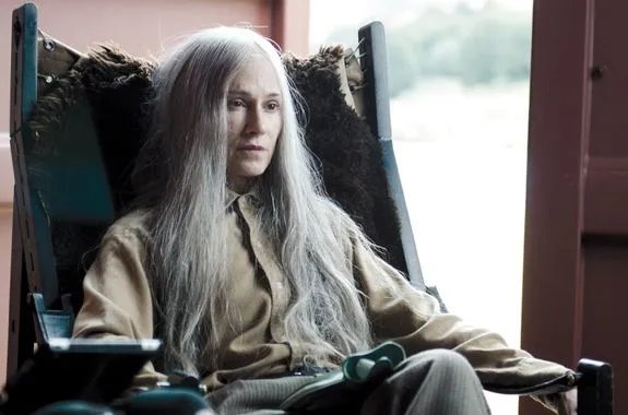 Ein Charakter; wie man ihn (oder sie) nicht alle Tage zu sehen bekommt: Holly Hunter als GJ in %26bdquo;Top of the Lake%26ldquo;. © Sundance Channel