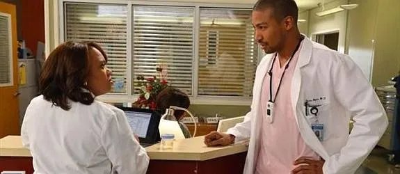 Bailey bekommt von Jason ein lauwarmes Geschenk. &copy; ABC