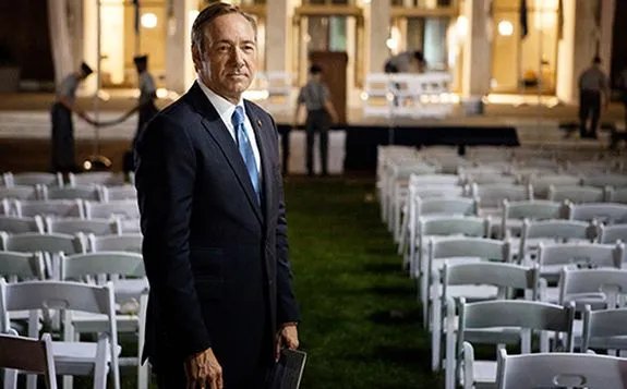 Francis Underwood (Kevin Spacey) lädt zur bescheidenen Gartenparty anlässlich einer nach ihm benannten Bibliothek Foto &copy; Netflix