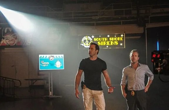 Alex O%26#039;Laughlin und Scott Caan auf einem Szenenfoto aus der %26bdquo;Hawaii Five-0%26ldquo;-Episode %26bdquo;Na Ki%26#039;i%26ldquo; © CBS