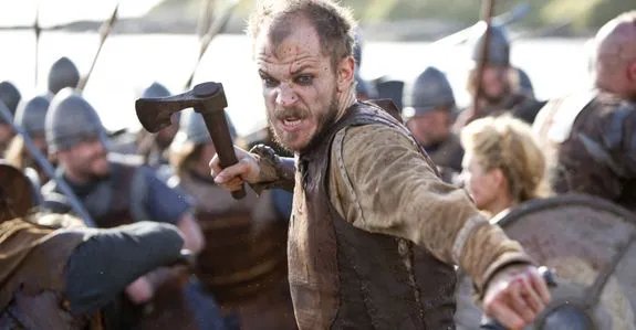 Floki the crazy: Der Bootsbauer (Gustaf Skarsgard) stürzt sich hin und wieder gerne in das eine oder andere Gemetzel. © History