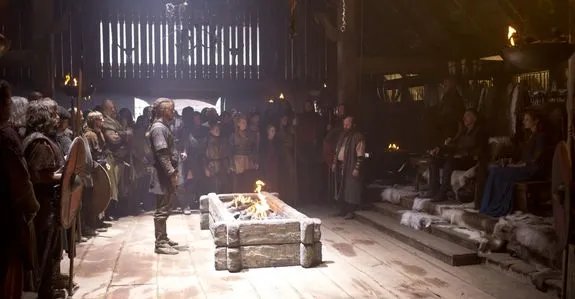 Ragnar (Travis Fimmel) muss sich vor Stammesfürst Haraldson (Gabriel Byrne)für seinen angeblichen Mord an Knut verantworten. © History