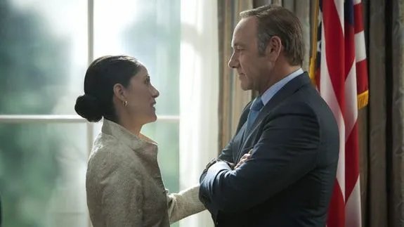 Stabschefin Vasquez (Sakina Jaffrey) im Zwiegespräch mit ihrem go-to guy Frank Underwood (Kevin Spacey). &copy; Netflix