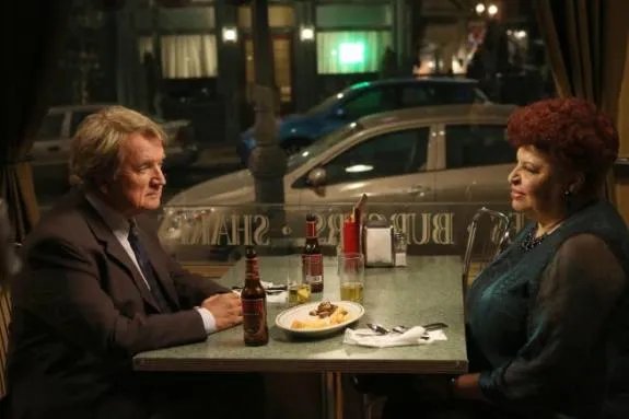 Andrew Jursic (Dave Thomas) beim Abendessen mit Caroline Julian (Patricia Belcher). Szenenfoto aus der Episode %26bdquo;Blood from the Stones%26ldquo; der US-Serie %26bdquo;Bones%26ldquo; &copy; FOX